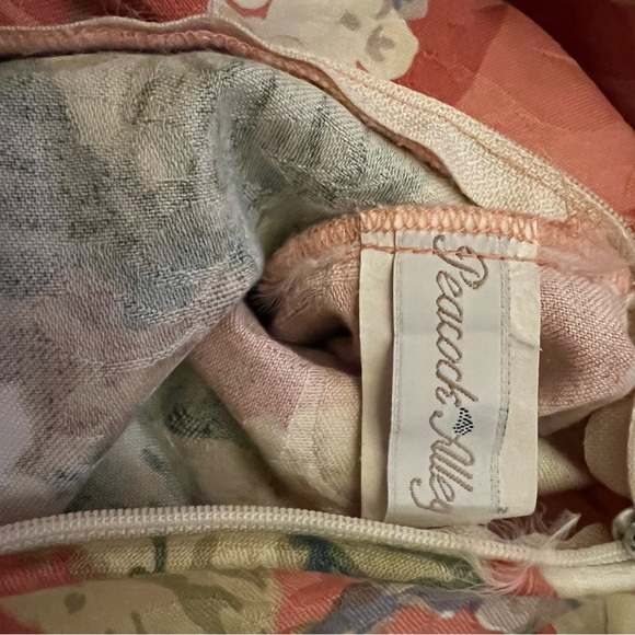 Peacock Alley Duvet Cover Queen, 2 18x18 pillow shams, 2 18x24 pillow shams. - Picture 4 of 5